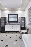 Salle de bain classique en noir et blanc