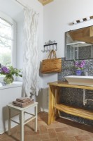 Salle de bain de style champêtre avec fenêtre