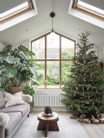 Grand sapin de Noël dans un petit salon moderne