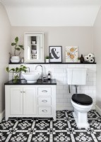 Salle de bain de style classique noir et blanc