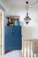 Armoire peinte en bleu sur le palier de l'étage