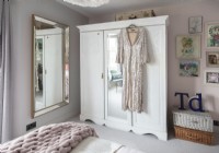 Robe glamour accrochée à une armoire dans une chambre vintage