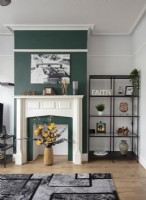 Poitrine de cheminée peinte en vert autour de la cheminée dans le salon moderne