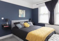 Chambre à coucher moderne bleu foncé, noir et jaune
