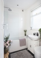 Petite salle de bain moderne blanche