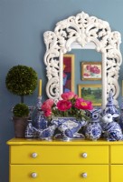 Affichage des ornements en céramique bleu et blanc sur les tiroirs jaunes