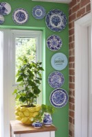 Affichage des assiettes bleues et blanches sur mur vert - détail