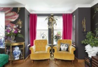 Deux fauteuils moutarde dans un salon coloré et éclectique