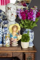 Arrangement de fleurs colorées dans un vase bleu et blanc avec des ornements