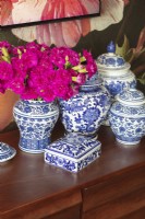 Présentoir de céramiques bleues et blanches et de fleurs