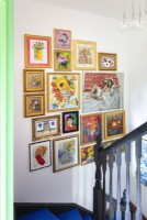 Exposition d'œuvres d'art éclectiques sur escalier