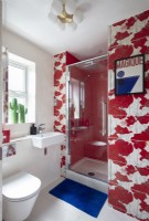 Salle de bain colorée avec cabine de douche