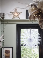Fenêtre avec décoration de Noël en papier et étoile