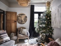 Petit salon avec arbre de Noël et cadeaux