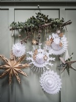 Décorations de Noël en papier et calendrier de l'avent sur panneau de bois