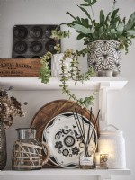 Détail des étagères avec pots, plantes d'intérieur et accessoires de cuisine