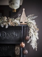 Arrangement de fleurs séchées de Noël sur la cheminée