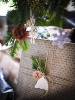 Cadeaux sous le sapin de Noël avec des décorations faites à la main