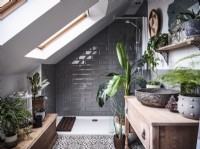 Salle de bain moderne avec plantes d'intérieur