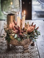 Arrangement de centre de table en fleurs et bougies