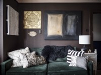 Détail du salon, canapé en velours avec œuvres d'art accrochées au mur