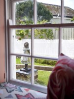 Statue d'Alice au pays des merveilles par la fenêtre