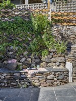 Patio de jardin avec murs en pierre