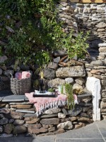 Siège de jardin avec mur en pierre