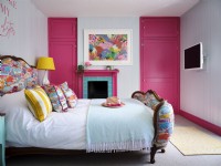 Chambre rose et blanche avec lit rembourré