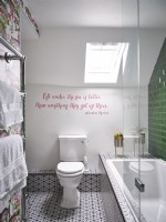 Petite salle de bain verte et blanche avec carrelage