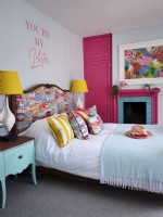 Chambre rose et blanche avec lit rembourré