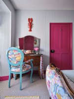 Chaise et coiffeuse à thème côtier avec porte rose
