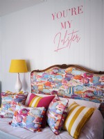 Coussins côtiers colorés sur le lit