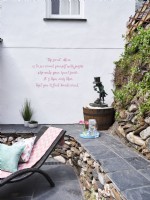 Terrasse de jardin avec mur recouvert d'ardoise