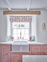 Fenêtre de cuisine avec vasque majordome, éléments roses et store