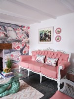 Salon à thème côtier avec mobilier rose