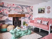 Salon à thème côtier avec mobilier rose et cheminée
