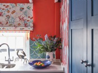 Vase d'inspiration côtière, bol et ornement de crabe sur le comptoir de la cuisine dans une cuisine colorée