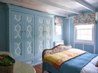 Chambre à thème côtière bleu clair avec lit rembourré vintage