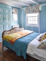 Chambre à coucher à thème côtier rétro avec lit rembourré