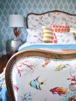 Tapisserie d'ameublement à thème côtier coloré sur un lit vintage