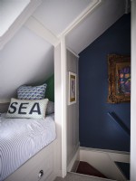Intérieur à thème côtier bleu et blanc dans une chambre mansardée