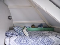 Mobilier de lit bleu et blanc dans une chambre loft aérée