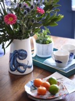 Vase à fleurs et tasses d'inspiration marine bleu et blanc