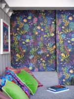 Mur inspiré de la mer et coussins colorés sur un canapé gris