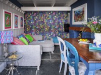 Salle à manger décloisonnée colorée avec des ornements, des meubles et des œuvres d'art d'inspiration côtière