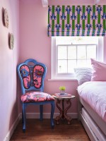 Chaise rembourrée à motifs bleus et roses avec table de chevet sculptée et stores colorés