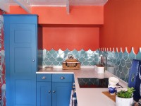 Unités bleues et carreaux inspirés de la mer dans une cuisine moderne