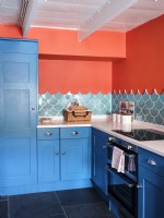 Unités de cuisine bleues dans une cuisine moderne et colorée