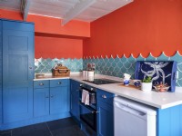 Unités de cuisine bleues modernes et carreaux de cuisine en céramique inspirés de la mer